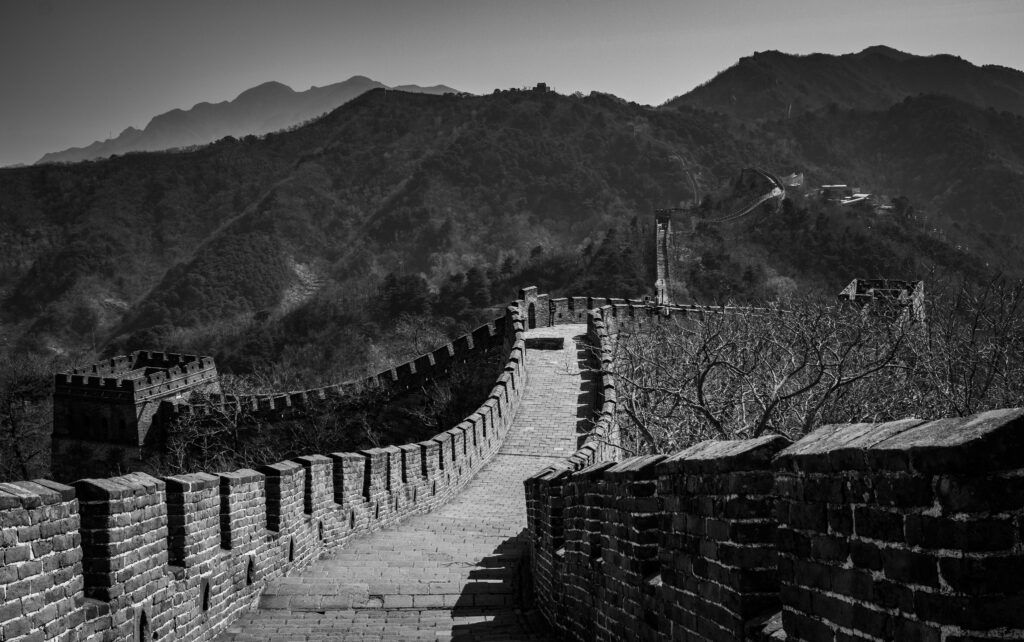 Black-and-white photo of the Great Wall of China. 